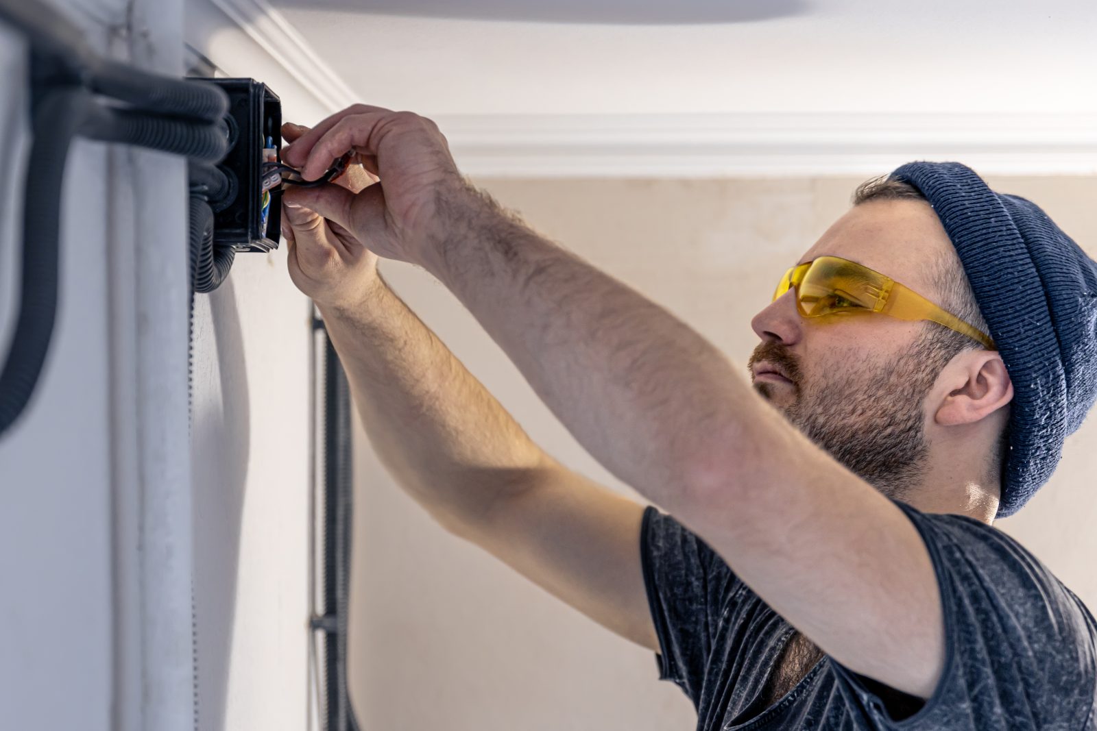 Montaż gniazd i osprzętu elektrycznego