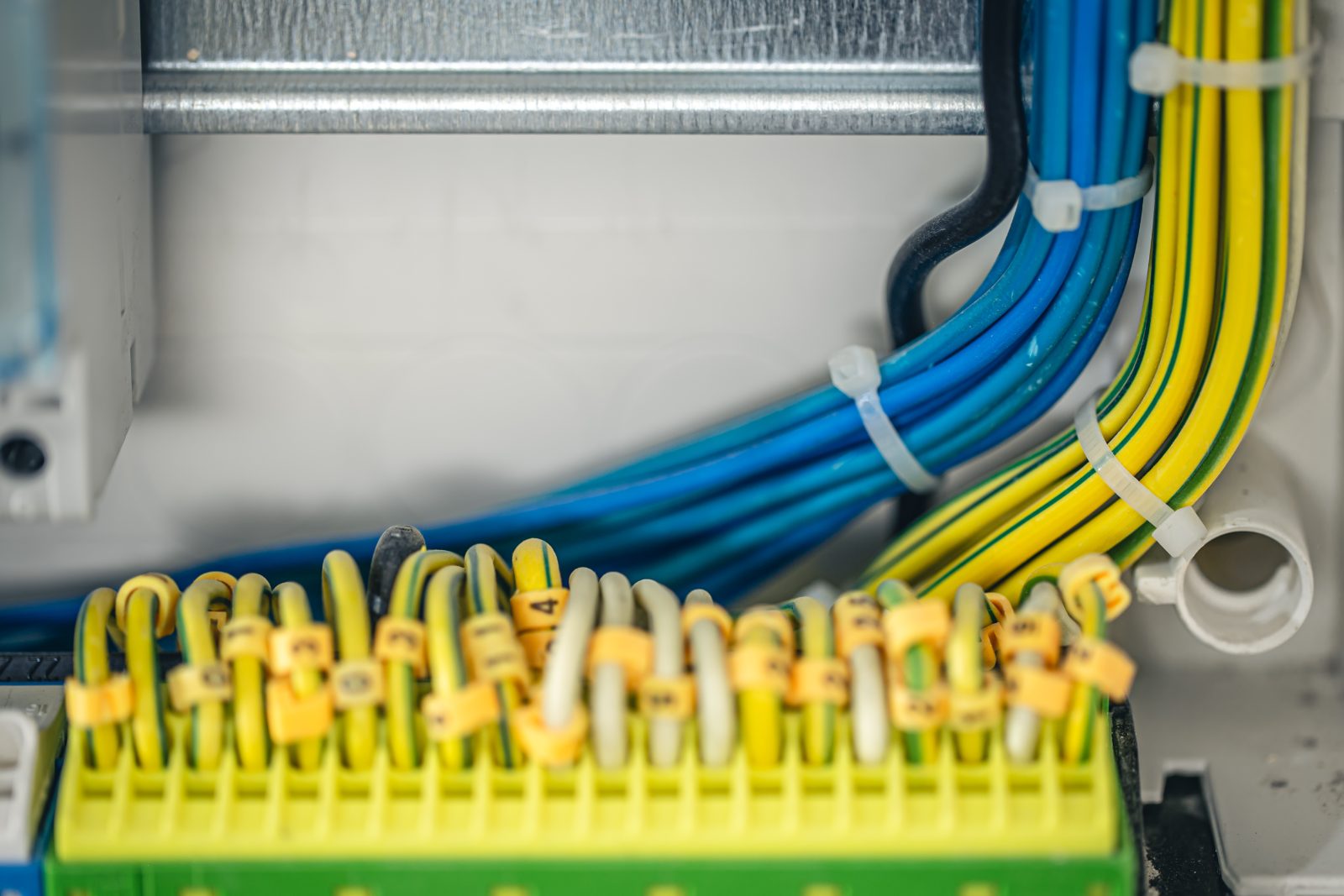 Remont mieszkania — precyzyjny montaż osprzętu elektrycznego