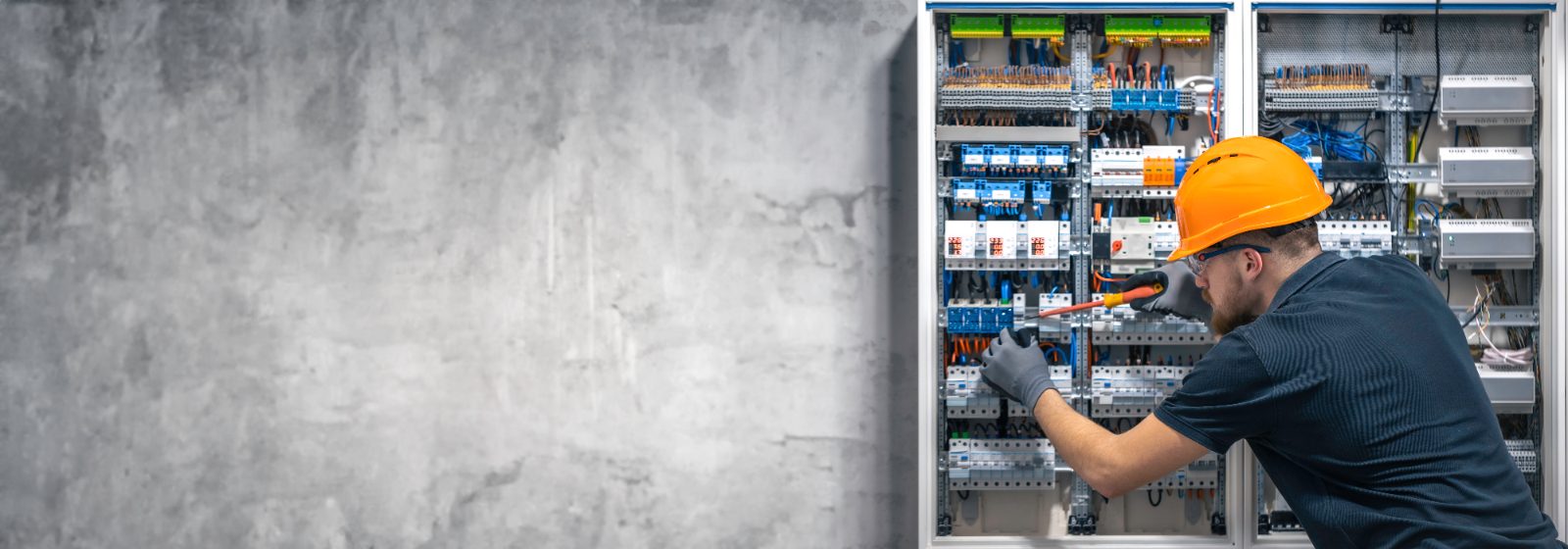 Elektryk BIN-EK podczas pracy przy rozdzielnicy